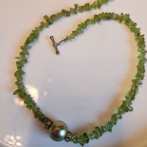 PERIDOT STONE NECKLACE WITH SWAROVSKI PEARL AND CRYSTAL ACCENTS